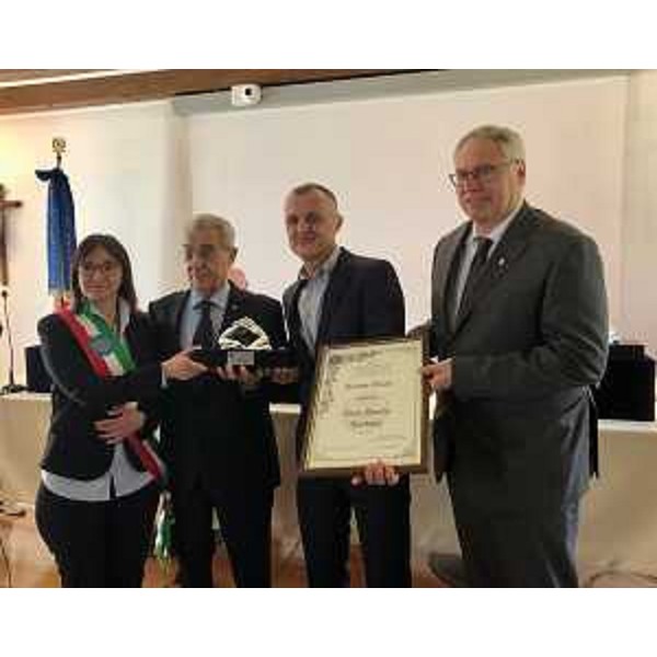 Il momento delle premiazioni. Da sx: il sindaco di Amaro, Laura Zanella, il presidente di Unci, Carlo Del Vecchio, Gian Paolo Gortani, il presidente del Cr, Mauro Bordin - Il momento delle premiazioni. Da sx: il sindaco di Amaro, Laura Zanella, il presidente di Unci, Carlo Del Vecchio, Gian Paolo Gortani, il presidente del Cr, Mauro Bordin