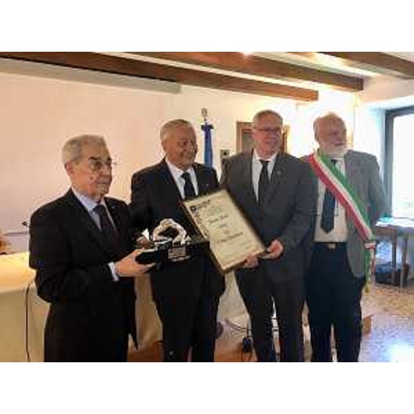 Da sx: presidente di Unci, Carlo Del Vecchio, Niveo Paravano, il presidente del Cr, Mauro Bordin e il sindaco di Buttrio, Eliano Bassi - Da sx: presidente di Unci, Carlo Del Vecchio, Niveo Paravano, il presidente del Cr, Mauro Bordin e il sindaco di Buttrio, Eliano Bassi