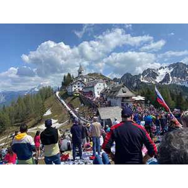 Una suggestiva immagine del Giro nella tappa del Lussari - Una suggestiva immagine del Giro nella tappa del Lussari