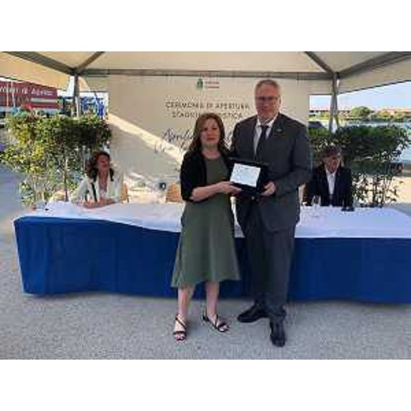 Il presidente del Cr, Mauro Bordin, premia Erica Romanin ad Aprilia Marittima - Il presidente del Cr, Mauro Bordin, premia Erica Romanin ad Aprilia Marittima