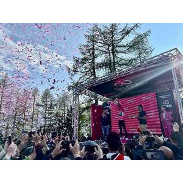 Il governatore della Regione Massimiliano Fedriga premia il vincitore di tappa e maglia rosa, lo sloveno Primoz Roglic - Il governatore della Regione Massimiliano Fedriga premia il vincitore di tappa e maglia rosa, lo sloveno Primoz Roglic