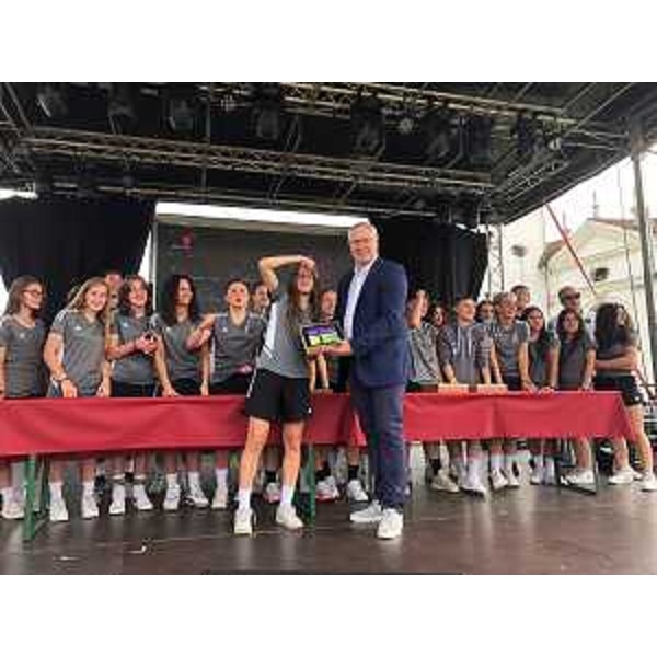 Il presidente del Consiglio regionale, Mauro Bordin, premia la capitana della squadra del Como al torneo "Diamo un calcio alla violenza" - Il presidente del Consiglio regionale, Mauro Bordin, premia la capitana della squadra del Como al torneo "Diamo un calcio alla violenza"