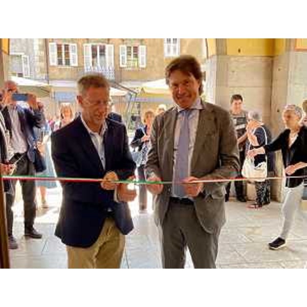 L'assessore regionale Sergio Emidio Bini (a destra) taglia il nastro del nuovo infopoint PromoTurismoFVG di Muggia con il sindaco Paolo Polidori - L'assessore regionale Sergio Emidio Bini (a destra) taglia il nastro del nuovo infopoint PromoTurismoFVG di Muggia con il sindaco Paolo Polidori