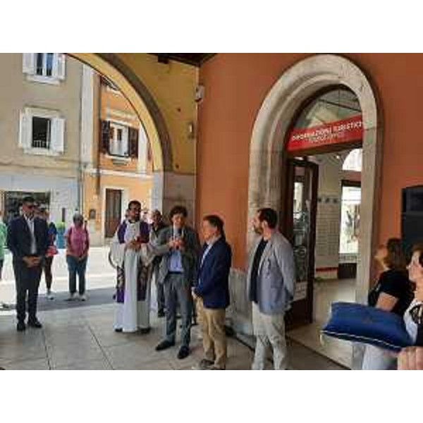 L'assessore regionale Sergio Emidio Bini prende la parola all'inaugurazione del nuovo infopoint di Muggia - L'assessore regionale Sergio Emidio Bini prende la parola all'inaugurazione del nuovo infopoint di Muggia