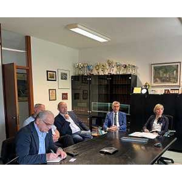 L'assessore regionale alle Finanze, Barbara Zilli, con alcuni componenti del tavolo di lavoro a San Pietro al Natisone. - L'assessore regionale alle Finanze, Barbara Zilli, con alcuni componenti del tavolo di lavoro a San Pietro al Natisone.