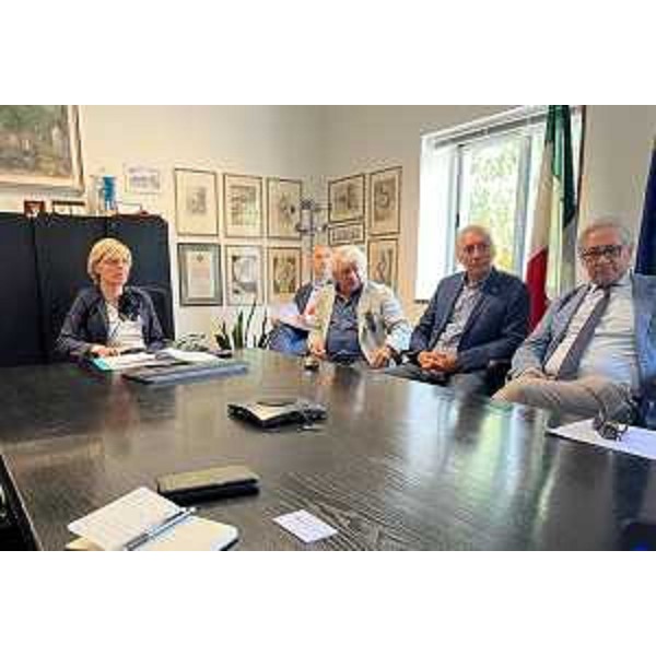 L'assessore regionale alle Finanze, Barbara Zilli, con alcuni componenti del tavolo di lavoro a San Pietro al Natisone. - L'assessore regionale alle Finanze, Barbara Zilli, con alcuni componenti del tavolo di lavoro a San Pietro al Natisone.