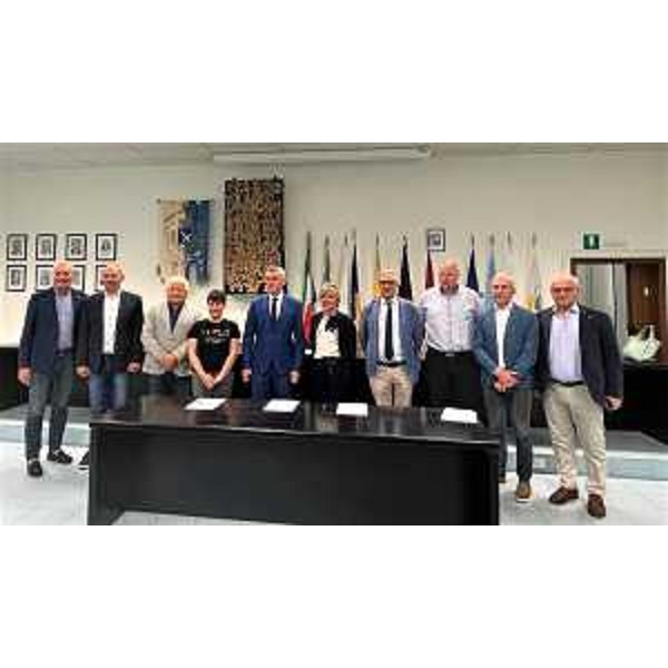 Foto di gruppo con l'assessore regionale alle Finanze, Barbara Zilli, in municipio a San Pietro al Natisone. - Foto di gruppo con l'assessore regionale alle Finanze, Barbara Zilli, in municipio a San Pietro al Natisone.