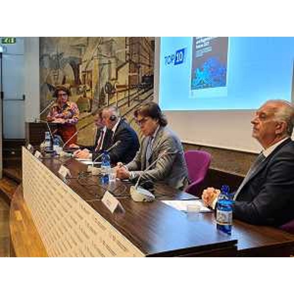 L'assessore regionale Sergio Emidio Bini, al centro, al tavolo con il vertice del governo della Repubblica Serba di Bosnia Erzegovina - L'assessore regionale Sergio Emidio Bini, al centro, al tavolo con il vertice del governo della Repubblica Serba di Bosnia Erzegovina