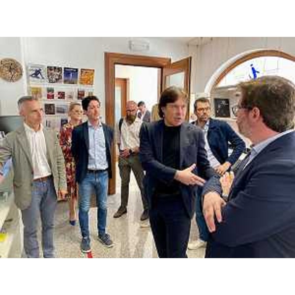 L'assessore Sergio Emidio Bini in visita negli uffici dello Sportello Iat (Informazioni e accoglianza turistica) di Sacile - L'assessore Sergio Emidio Bini in visita negli uffici dello Sportello Iat (Informazioni e accoglianza turistica) di Sacile