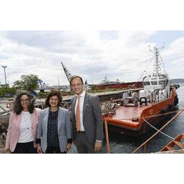 Il governatore Massimiliano Fedriga (a destra) assieme allamministratore delegato di Ocean Michela Cattaruzza e al vicesindaco di Trieste Serena Tonel davanti al rimorchiatore "Glera". - Il governatore Massimiliano Fedriga (a destra) assieme allamministratore delegato di Ocean Michela Cattaruzza e al vicesindaco di Trieste Serena Tonel davanti al rimorchiatore "Glera".