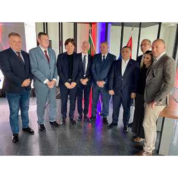 Foto di gruppo con l'assessore regionale alle Attività produttive e Turismo, Sergio Emidio Bini. - Foto di gruppo con l'assessore regionale alle Attività produttive e Turismo, Sergio Emidio Bini.