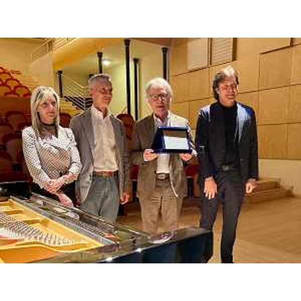 La consegna della targa al fondatore dell'azienda Paolo Fazioli con il sindaco di Sacile Carlo Spagnol e l'assessore regionale Sergio Emidio Bini - La consegna della targa al fondatore dell'azienda Paolo Fazioli con il sindaco di Sacile Carlo Spagnol e l'assessore regionale Sergio Emidio Bini