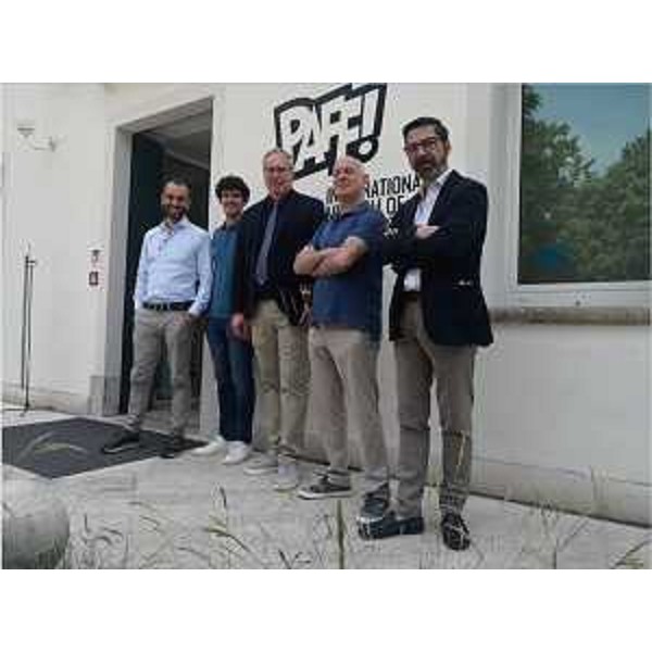 Il direttore artistico Giulio De Vita, il consigliere regionale Simone Polesello, il presidente del Cr Fvg Mauro Bordin, il co-fondatore e fumettista Emanuele Barison, il responsabile della direzione Luca Giuliani, davanti alla sede di Paff, a Pordenone - Il direttore artistico Giulio De Vita, il consigliere regionale Simone Polesello, il presidente del Cr Fvg Mauro Bordin, il co-fondatore e fumettista Emanuele Barison, il responsabile della direzione Luca Giuliani, davanti alla sede di Paff, a Pordenone