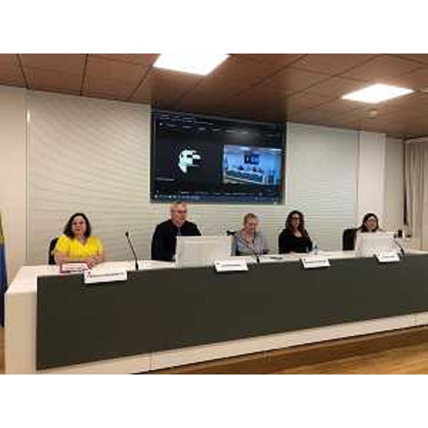 All'incontro "Educazione finanziaria ed uguaglianza di genere", da sinistra: Gabriella Dibenedetto, il presidente del Cr, Mauro Bordin, la presidente della Crpo, Dusy Marcolin, Federica Parri e Donatella Bianchettin - All'incontro "Educazione finanziaria ed uguaglianza di genere", da sinistra: Gabriella Dibenedetto, il presidente del Cr, Mauro Bordin, la presidente della Crpo, Dusy Marcolin, Federica Parri e Donatella Bianchettin