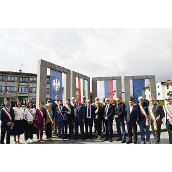 Anzil e Zilli assieme a tutte le altre autorità presenti all'incontro - Anzil e Zilli assieme a tutte le altre autorità presenti all'incontro