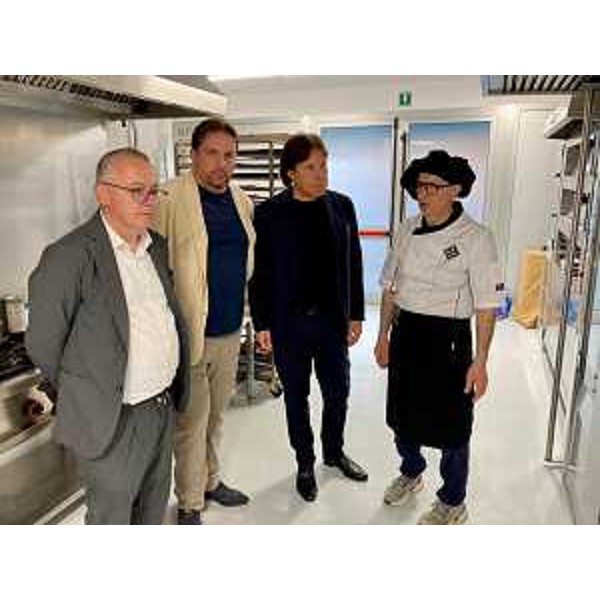 L'assessore Bini visita il laboratorio artigianale - L'assessore Bini visita il laboratorio artigianale