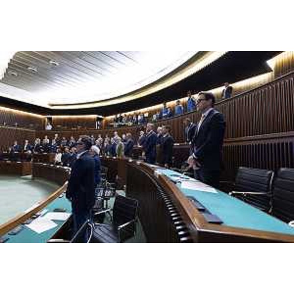 Tutti i consiglieri regionali in piedi per ricordare l'ex collega Pascolat - Tutti i consiglieri regionali in piedi per ricordare l'ex collega Pascolat