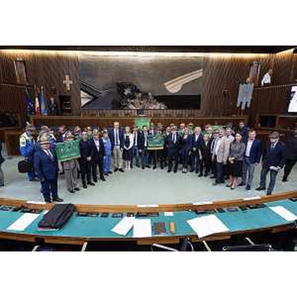 Foto di gruppo in Aula al termine della celebrazione per la prima giornata regionale degli Alpini - Foto di gruppo in Aula al termine della celebrazione per la prima giornata regionale degli Alpini