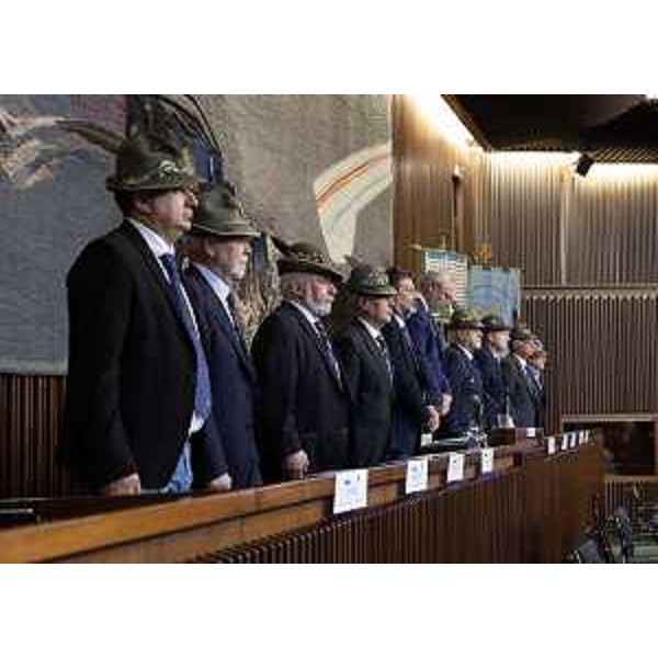 In aula a Trieste, a fianco del presidente del Cr Fvg, Mauro Bordin, anche i presidenti delle sezioni Ana regionali - In aula a Trieste, a fianco del presidente del Cr Fvg, Mauro Bordin, anche i presidenti delle sezioni Ana regionali