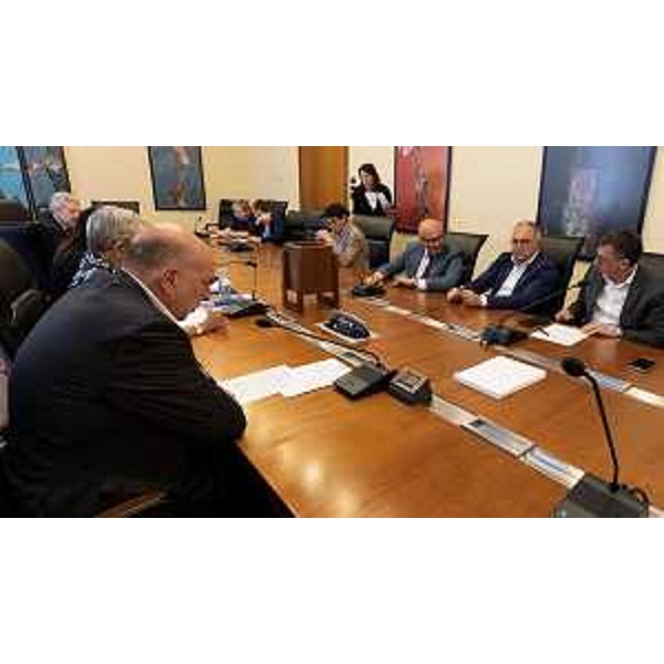 Il consigliere del Pd Roberto Cosolini (a sinistra) durante la seduta del Clcv dopo la sua elezione alla presidenza - Il consigliere del Pd Roberto Cosolini (a sinistra) durante la seduta del Clcv dopo la sua elezione alla presidenza