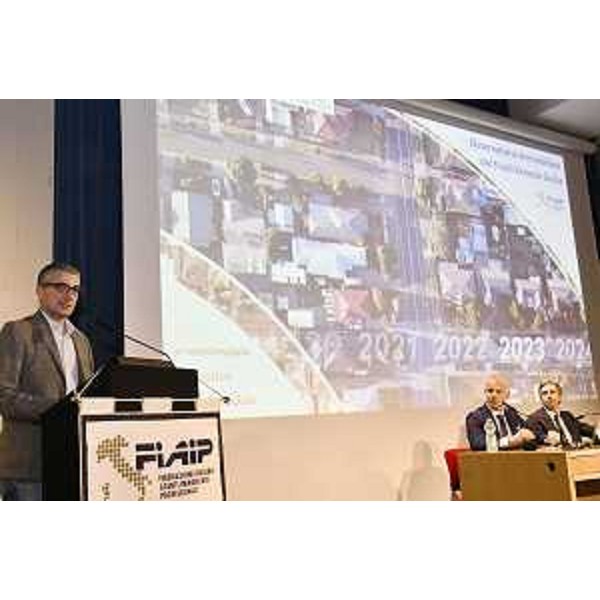 Lassessore regionale alle Autonomie locali Pierpaolo Roberti alla presentazione dellOsservatorio immobiliare del Friuli Venezia Giulia curato dalla Federazione italiana agenti immobiliari professionali. - Lassessore regionale alle Autonomie locali Pierpaolo Roberti alla presentazione dellOsservatorio immobiliare del Friuli Venezia Giulia curato dalla Federazione italiana agenti immobiliari professionali.