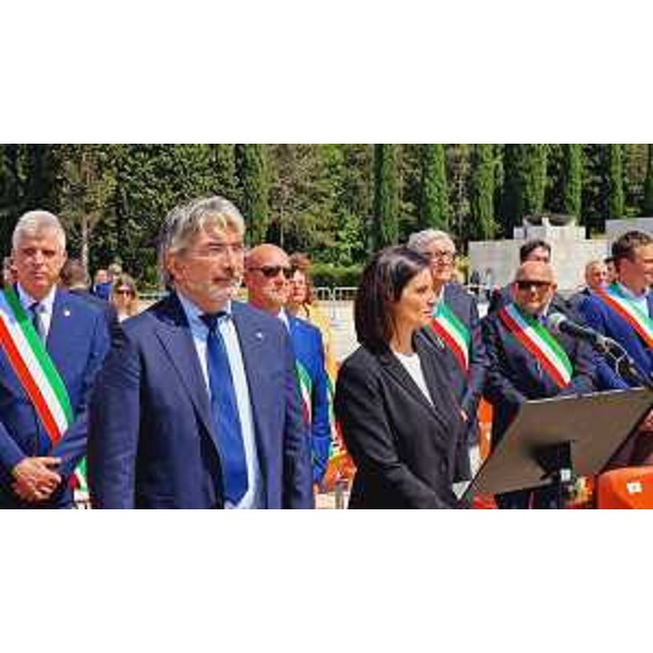 Il consigliere regionale Antonio Calligaris con la viceministra Vannia Gava al Sacrario di Redipuglia - Il consigliere regionale Antonio Calligaris con la viceministra Vannia Gava al Sacrario di Redipuglia