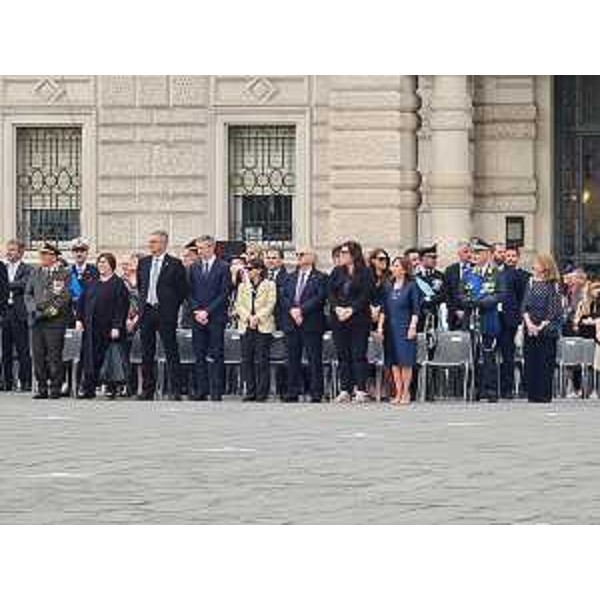 Ammainabandiera del 2 Giugno a Trieste con l'assessore regionale Sebastiano Callari al centro del gruppo - Ammainabandiera del 2 Giugno a Trieste con l'assessore regionale Sebastiano Callari al centro del gruppo