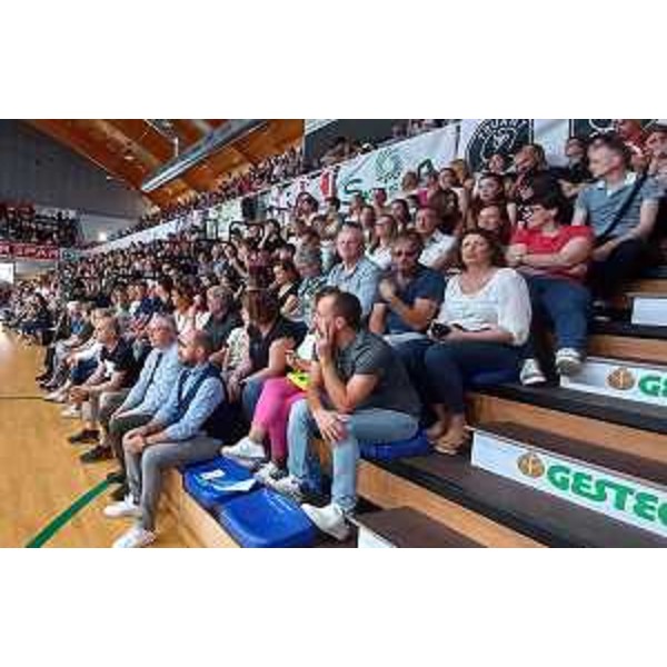 Gli spalti gremiti, con il presidente Bordin (secondo da destra in prima fila) che assiste al saggio-spettacolo - Gli spalti gremiti, con il presidente Bordin (secondo da destra in prima fila) che assiste al saggio-spettacolo