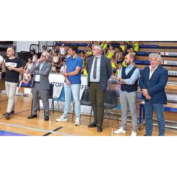 Paolo Lucidi, presidente della Smal (primo da sinistra) accanto ai dirigenti della società sportiva, al sindaco di Lestizza e alle autorità regionali - Paolo Lucidi, presidente della Smal (primo da sinistra) accanto ai dirigenti della società sportiva, al sindaco di Lestizza e alle autorità regionali