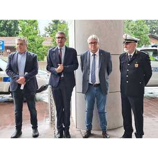 L'assessore Roberti con il contingente in partenza dalla Regione di Udine per l'Emilia Romagna - L'assessore Roberti con il contingente in partenza dalla Regione di Udine per l'Emilia Romagna