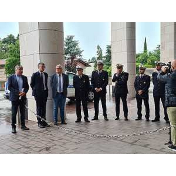 L'assessore Roberti con il contingente in partenza dalla Regione di Udine per l'Emilia Romagna - L'assessore Roberti con il contingente in partenza dalla Regione di Udine per l'Emilia Romagna