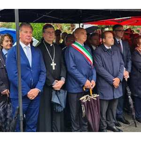 A destra della foto l'assessore Roberti mentre il primo da sinistra l'assessore Scoccimarro; al centro il sindaco Dipiazza e il vescovo Trevisi. - A destra della foto l'assessore Roberti mentre il primo da sinistra l'assessore Scoccimarro; al centro il sindaco Dipiazza e il vescovo Trevisi.