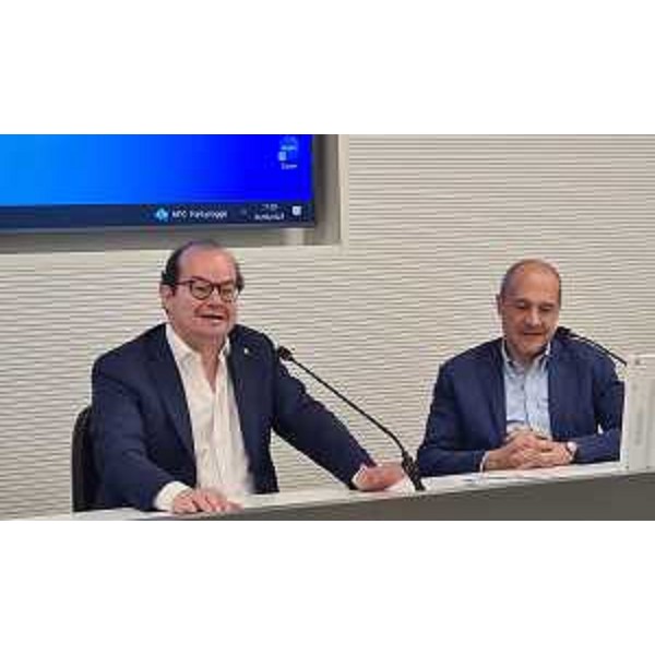 Il vicegovernatore del Friuli Venezia Giulia Mario Anzil alla presentazione dei vincitori del Premio Hemingway con il presidente della Giuria Alberto Garlini. - Il vicegovernatore del Friuli Venezia Giulia Mario Anzil alla presentazione dei vincitori del Premio Hemingway con il presidente della Giuria Alberto Garlini.