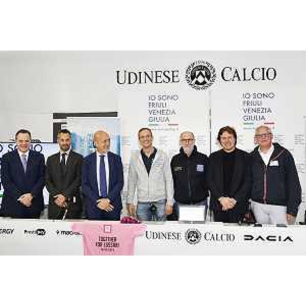 La presentazione del bilancio della Tappa del Monte Lussari del Giro dItalia, alla quale hanno preso parte il governatore Massimiliano Fedriga, il vicegovernatore Mario Anzil, lassessore alle Attività produttive e Turismo Sergio Emidio Bini e lassessore alla Salute e alla protezione civile Riccardo Riccardi. Con loro Andrea Cainero e Paolo Urbani del Comitato Tappa, il sindaco di Tarvisio Renzo Zanette, numerose autorità e referenti di enti, associazioni e istituzioni che hanno lavorato per organizzare levento. - La presentazione del bilancio della Tappa del Monte Lussari del Giro dItalia, alla quale hanno preso parte il governatore Massimiliano Fedriga, il vicegovernatore Mario Anzil, lassessore alle Attività produttive e Turismo Sergio Emidio Bini e lassessore alla Salute e alla protezione civile Riccardo Riccardi. Con loro Andrea Cainero e Paolo Urbani del Comitato Tappa, il sindaco di Tarvisio Renzo Zanette, numerose autorità e referenti di enti, associazioni e istituzioni che hanno lavorato per organizzare levento. 