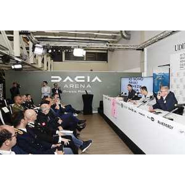 La presentazione del bilancio della Tappa del Monte Lussari del Giro dItalia, alla quale hanno preso parte il governatore Massimiliano Fedriga, il vicegovernatore Mario Anzil, lassessore alle Attività produttive e Turismo Sergio Emidio Bini e lassessore alla Salute e alla protezione civile Riccardo Riccardi. Con loro Andrea Cainero e Paolo Urbani del Comitato Tappa, il sindaco di Tarvisio Renzo Zanette, numerose autorità e referenti di enti, associazioni e istituzioni che hanno lavorato per organizzare levento. - La presentazione del bilancio della Tappa del Monte Lussari del Giro dItalia, alla quale hanno preso parte il governatore Massimiliano Fedriga, il vicegovernatore Mario Anzil, lassessore alle Attività produttive e Turismo Sergio Emidio Bini e lassessore alla Salute e alla protezione civile Riccardo Riccardi. Con loro Andrea Cainero e Paolo Urbani del Comitato Tappa, il sindaco di Tarvisio Renzo Zanette, numerose autorità e referenti di enti, associazioni e istituzioni che hanno lavorato per organizzare levento. 