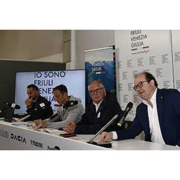 La presentazione del bilancio della Tappa del Monte Lussari del Giro dItalia, alla quale hanno preso parte il governatore Massimiliano Fedriga, il vicegovernatore Mario Anzil, lassessore alle Attività produttive e Turismo Sergio Emidio Bini e lassessore alla Salute e alla protezione civile Riccardo Riccardi. Con loro Andrea Cainero e Paolo Urbani del Comitato Tappa, il sindaco di Tarvisio Renzo Zanette, numerose autorità e referenti di enti, associazioni e istituzioni che hanno lavorato per organizzare levento. - La presentazione del bilancio della Tappa del Monte Lussari del Giro dItalia, alla quale hanno preso parte il governatore Massimiliano Fedriga, il vicegovernatore Mario Anzil, lassessore alle Attività produttive e Turismo Sergio Emidio Bini e lassessore alla Salute e alla protezione civile Riccardo Riccardi. Con loro Andrea Cainero e Paolo Urbani del Comitato Tappa, il sindaco di Tarvisio Renzo Zanette, numerose autorità e referenti di enti, associazioni e istituzioni che hanno lavorato per organizzare levento. 