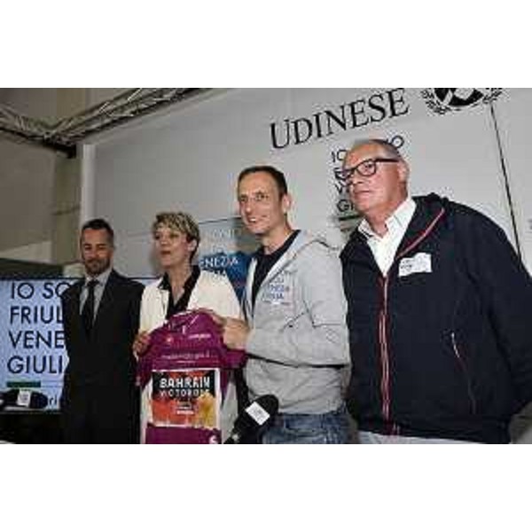 La presentazione del bilancio della Tappa del Monte Lussari del Giro dItalia, alla quale hanno preso parte il governatore Massimiliano Fedriga, il vicegovernatore Mario Anzil, lassessore alle Attività produttive e Turismo Sergio Emidio Bini e lassessore alla Salute e alla protezione civile Riccardo Riccardi. Con loro Andrea Cainero e Paolo Urbani del Comitato Tappa, il sindaco di Tarvisio Renzo Zanette, numerose autorità e referenti di enti, associazioni e istituzioni che hanno lavorato per organizzare levento. - La presentazione del bilancio della Tappa del Monte Lussari del Giro dItalia, alla quale hanno preso parte il governatore Massimiliano Fedriga, il vicegovernatore Mario Anzil, lassessore alle Attività produttive e Turismo Sergio Emidio Bini e lassessore alla Salute e alla protezione civile Riccardo Riccardi. Con loro Andrea Cainero e Paolo Urbani del Comitato Tappa, il sindaco di Tarvisio Renzo Zanette, numerose autorità e referenti di enti, associazioni e istituzioni che hanno lavorato per organizzare levento. 