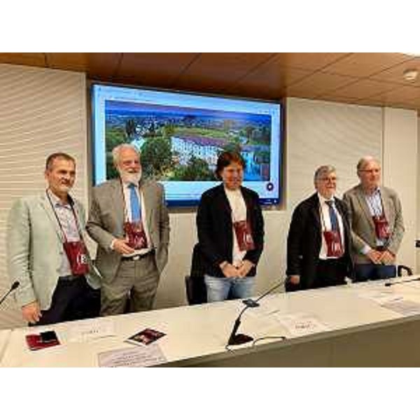 Foto di gruppo con l'assessore regionale alle Attività produttive e Turismo, Sergio Emidio Bini, - Foto di gruppo con l'assessore regionale alle Attività produttive e Turismo, Sergio Emidio Bini, 