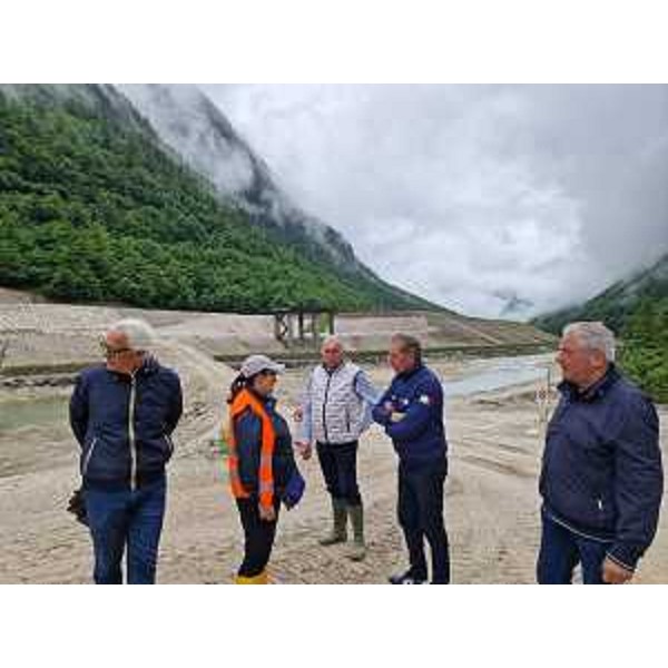 L'assessore regionale alla Difesa dell'ambiente Fabio Scoccimarro (secondo da destra) al sopralluogo nell'area delle Cave del Predil - L'assessore regionale alla Difesa dell'ambiente Fabio Scoccimarro (secondo da destra) al sopralluogo nell'area delle Cave del Predil