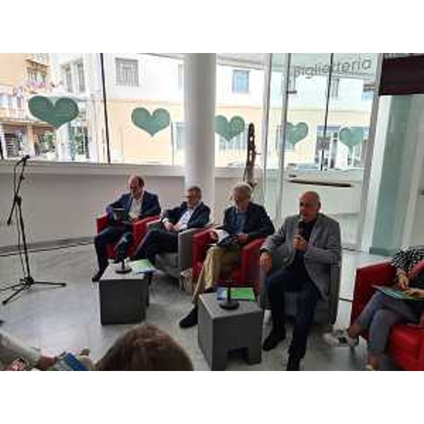 Il vicegovernatore e assessore alla Cultura Mario Anzil e l'assessore alle Risorse agroalitari e forestali Stefano Zannier primo e secondo da sinistra) alla presentazione del Progetto Montagna al Teatro Verdi di Pordenone - Il vicegovernatore e assessore alla Cultura Mario Anzil e l'assessore alle Risorse agroalitari e forestali Stefano Zannier primo e secondo da sinistra) alla presentazione del Progetto Montagna al Teatro Verdi di Pordenone