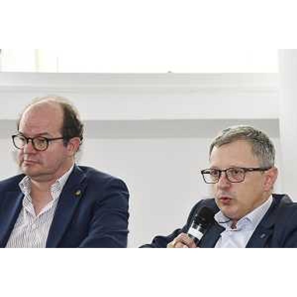 Il vicepresidente della Regione Mario Anzil e l'assesore Stefano Zannier intervengono alla presentazione del Progetto Montagna al Teatro Verdi di Pordenone - Il vicepresidente della Regione Mario Anzil e l'assesore Stefano Zannier intervengono alla presentazione del Progetto Montagna al Teatro Verdi di Pordenone