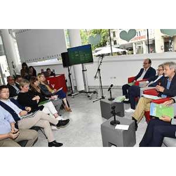 Il vicegovernatore Mario Anzil e l'assessore Stefano Zannier, sulla destra, davanti al pubblico durante l'incontro di presentazione del Progetto Montagna al Teatro Verdi di Pordenone - Il vicegovernatore Mario Anzil e l'assessore Stefano Zannier, sulla destra, davanti al pubblico durante l'incontro di presentazione del Progetto Montagna al Teatro Verdi di Pordenone