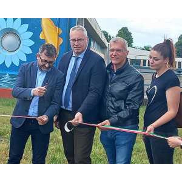 Il taglio del nastro nel giardino che ospita il murales: il presidente del Consiglio regionale, Mauro Bordin, è il secondo da sinistra; alla sua destra Fabrizio Pitton, sindaco di Talmassons, alla sua sinistra l'ex presidente del Cr, Piero Mauro Zanin, e la consigliera comunale Giada Ponte - Il taglio del nastro nel giardino che ospita il murales: il presidente del Consiglio regionale, Mauro Bordin, è il secondo da sinistra; alla sua destra Fabrizio Pitton, sindaco di Talmassons, alla sua sinistra l'ex presidente del Cr, Piero Mauro Zanin, e la consigliera comunale Giada Ponte