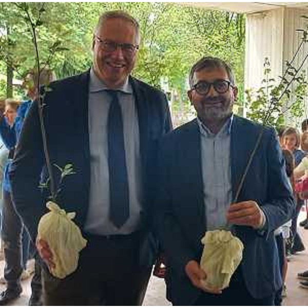 Il presidente Bordin (a sinistra) accanto al sindaco Pitton con gli alberelli donati ai bambini delle elementari - Il presidente Bordin (a sinistra) accanto al sindaco Pitton con gli alberelli donati ai bambini delle elementari