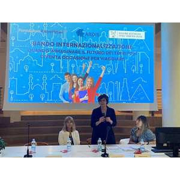 L'assessore regionale al Lavoro, formazione, istruzione, ricerca, università e famiglia Alessia Rosolen alla consegna dei premi ai progetti vincitori del primo bando internazionalizzazione rivolto alle scuole secondarie di secondo grado - Udine, 6 giugno 2023. - L'assessore regionale al Lavoro, formazione, istruzione, ricerca, università e famiglia Alessia Rosolen alla consegna dei premi ai progetti vincitori del primo bando internazionalizzazione rivolto alle scuole secondarie di secondo grado - Udine, 6 giugno 2023.