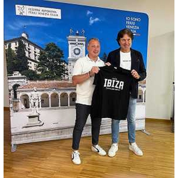 L'assessore regionale alle Attività produttive e Turismo, Sergio Emidio Bini, con Daniele Stefanutti presidente Pro Majano. - L'assessore regionale alle Attività produttive e Turismo, Sergio Emidio Bini, con Daniele Stefanutti presidente Pro Majano.