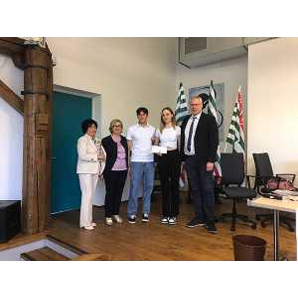 Da sinistra Flavia Blasigh, Renata Della Ricca, i ragazzi del Malignani vincitori di uno dei premi della staffetta generazionale, e il presidente del Consiglio regionale, Mauro Bordin - Da sinistra Flavia Blasigh, Renata Della Ricca, i ragazzi del Malignani vincitori di uno dei premi della staffetta generazionale, e il presidente del Consiglio regionale, Mauro Bordin