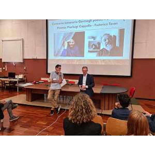 L'assessore Stefano Zannier, a destra, nel suo intervento di saluto alle premiazioni del concorso di poesia per studenti all'Istituto "Il Tagliamento" di Spilimbergo - L'assessore Stefano Zannier, a destra, nel suo intervento di saluto alle premiazioni del concorso di poesia per studenti all'Istituto "Il Tagliamento" di Spilimbergo