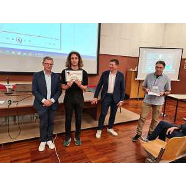 L'assessore Stefano Zannier, a sinistra, ha partecipato alla cerimonia di premiazione di concorso di poesia Cappello-Tavan; a destra il consigliere regionale Alberto Budai - L'assessore Stefano Zannier, a sinistra, ha partecipato alla cerimonia di premiazione di concorso di poesia Cappello-Tavan; a destra il consigliere regionale Alberto Budai