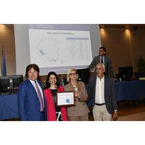 L'assessore Bini mentre consegna le targhe ai Comuni - L'assessore Bini mentre consegna le targhe ai Comuni